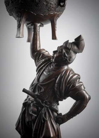 Großer Koro aus Bronze mit adlerförmiger Handhabe, gehalten von einem Samurai - Foto 2