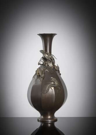 Feine Vase aus Bronze mit plastischem Dekor eines Drachens - Foto 1