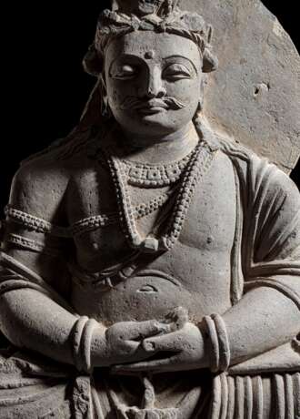 Feine Skulptur des Avalokiteshvara aus grauem Schiefer - photo 3
