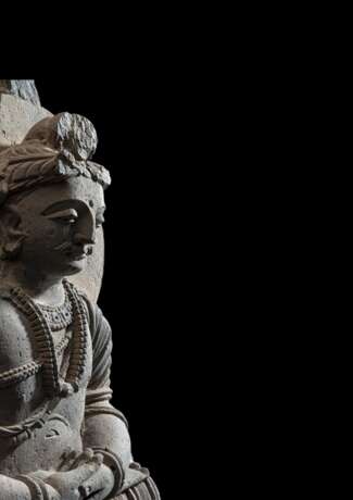 Feine Skulptur des Avalokiteshvara aus grauem Schiefer - photo 4