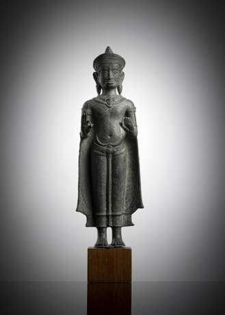 Bronze des stehenden Buddha auf einem Holzstand - фото 1
