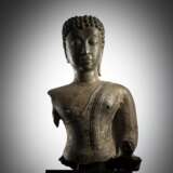 Büste des Buddha Shakyamuni aus Bronze auf Sockel - photo 1