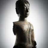 Büste des Buddha Shakyamuni aus Bronze auf Sockel - photo 2