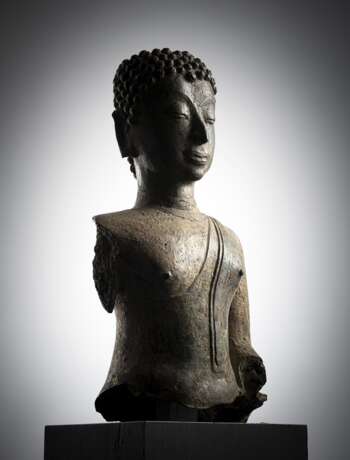 Büste des Buddha Shakyamuni aus Bronze auf Sockel - photo 2