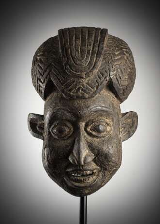 Expressive Helm-Maske aus Holz mit krustiger Gebrauchspatina - Foto 1
