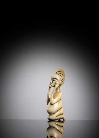 Seltene und feine Skulptur einer knieenden Figur aus Flusspferd-Elfenbein - photo 2