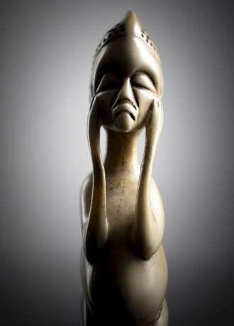 Seltene und feine Skulptur einer knieenden Figur aus Flusspferd-Elfenbein - photo 5