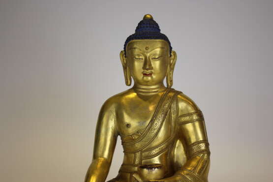 Tibet gilt bronze figure of Buddha Bronze Période antique 19th to 20th century - photo 1