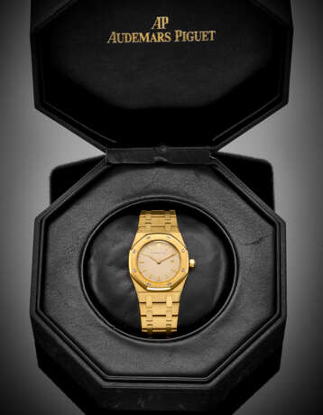 Audemars Piguet, Royal Oak Ref. 56271BA | gold wristwatch | 1980s | Quartz movement | White tapisserie dial with indexes and date | Case n. N.372 - C77951 | Diam. mm 30 | box only - фото 2