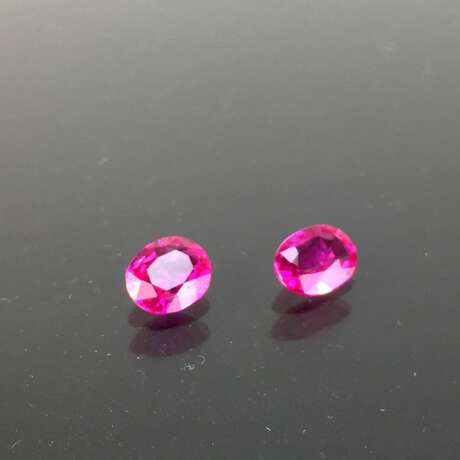 Ein Paar natürliche Saphire / Rubine, oval facettiert, 0,8 Karat und 0,76 Karat, sehr gute Proportionen. - photo 1