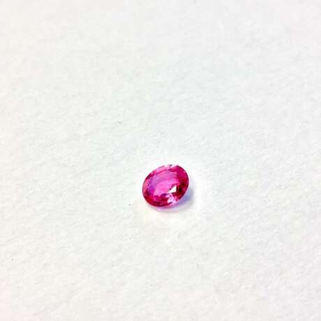 Ein Paar natürliche Saphire / Rubine, oval facettiert, 0,8 Karat und 0,76 Karat, sehr gute Proportionen. - Foto 2