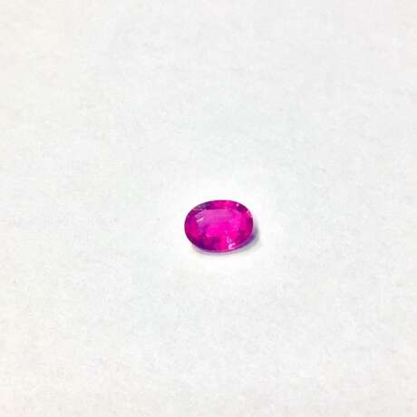 Ein Paar natürliche Saphire / Rubine, oval facettiert, 0,8 Karat und 0,76 Karat, sehr gute Proportionen. - Foto 3
