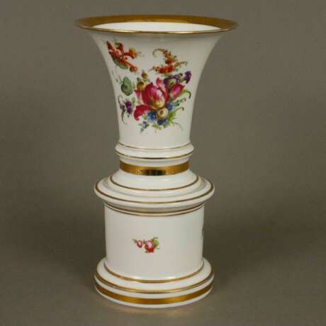Vase mit Postament - Fürstenberg, 19. Jh., Porzellan, polych… - Foto 1