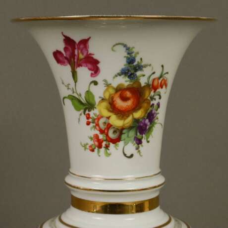 Vase mit Postament - Fürstenberg, 19. Jh., Porzellan, polych… - photo 4