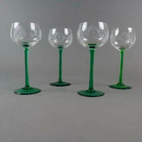 Vier Fußgläser - Kelch farbloses Glas mit Gravurdekor, Schaf… - photo 1