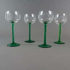 Vier Fußgläser - Kelch farbloses Glas mit Gravurdekor, Schaf…