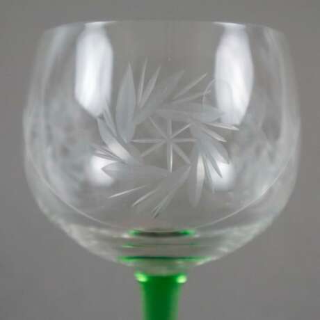 Vier Fußgläser - Kelch farbloses Glas mit Gravurdekor, Schaf… - Foto 3