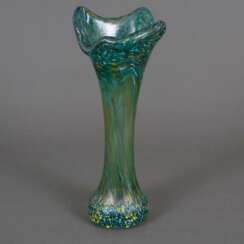 Vase - dickwandiges Glas mit Farbeinschmelzungen, irisiert,…