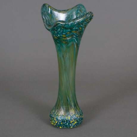 Vase - dickwandiges Glas mit Farbeinschmelzungen, irisiert,… - photo 1