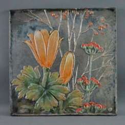 Große Keramik-Wandfliese mit floralem Jugendstil-Motiv - Sta…