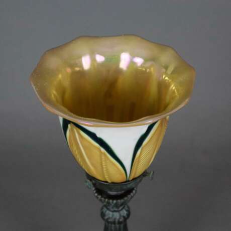 Jugendstil Tischlampe - um 1900/10, floral reliefierter Meta… - Foto 2