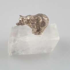 Miniaturfigurine eines Bären auf Eisscholle - kleiner Bär au…