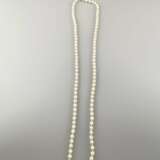 Perlenkette - 20.Jh., ca.104 cremefarbene Zuchtperlen mit te… - фото 1
