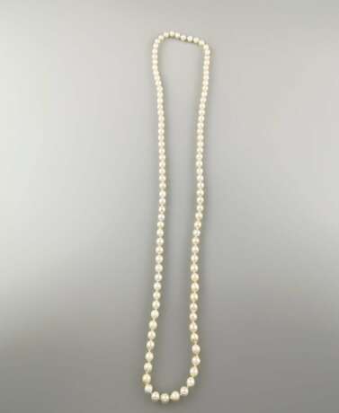 Perlenkette - 20.Jh., ca.104 cremefarbene Zuchtperlen mit te… - Foto 1