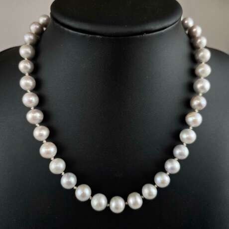 Perlenkette - Kette mit 36 hellgrauen Perlen von 10 bis 12 m… - Foto 1