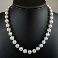 Perlenkette - Kette mit 36 hellgrauen Perlen von 10 bis 12 m…