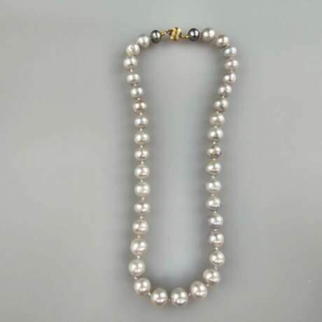 Perlenkette - Kette mit 36 hellgrauen Perlen von 10 bis 12 m… - Foto 3