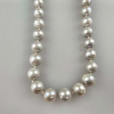 Perlenkette - Kette mit 36 hellgrauen Perlen von 10 bis 12 m… - Foto 4