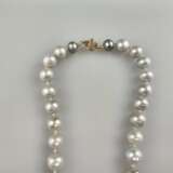 Perlenkette - Kette mit 36 hellgrauen Perlen von 10 bis 12 m… - Foto 5