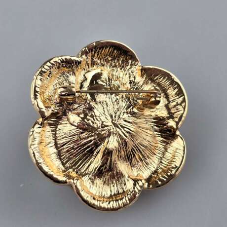 Massive Vintage-Blütenbrosche - goldfarbenes Metall, Kamelie… - photo 4