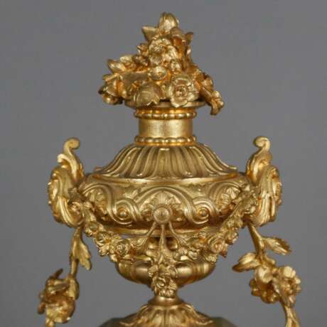 Prunkvolle Pendule - Paris, Frankreich, um 1800, vergoldetes… - photo 12