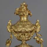Prunkvolle Pendule - Paris, Frankreich, um 1800, vergoldetes… - фото 12