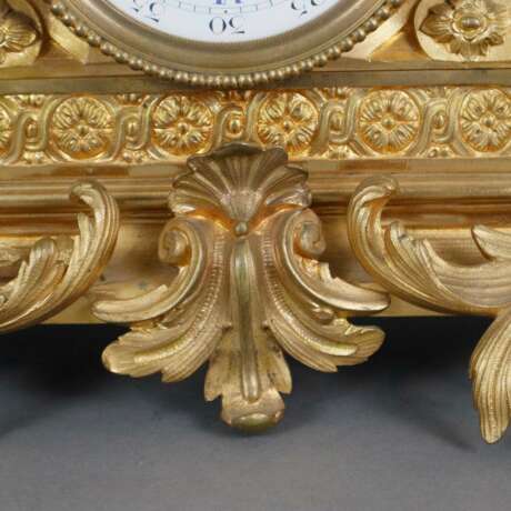 Prunkvolle Pendule - Paris, Frankreich, um 1800, vergoldetes… - photo 15