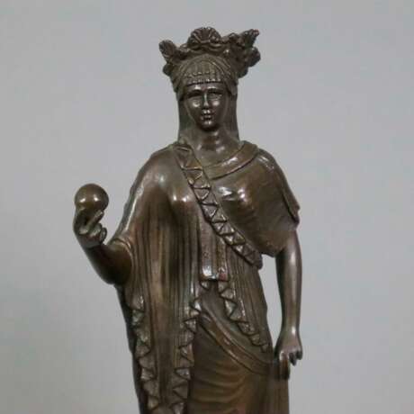 Figurine einer antiken Priesterin - Bronze, braun patiniert,… - Foto 2