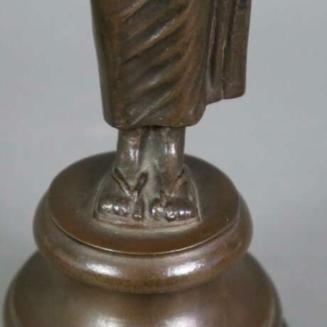 Figurine einer antiken Priesterin - Bronze, braun patiniert,… - Foto 6