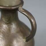 Kleiner Henkelkrug - Bronzelegierung mit brauner Patina, geb… - photo 3