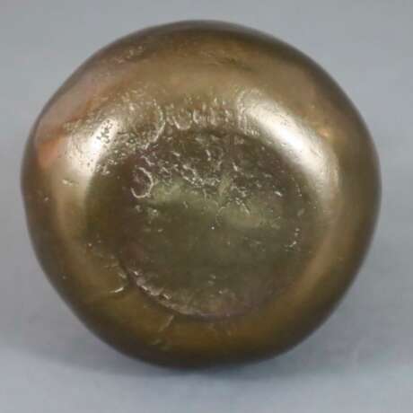 Kleiner Henkelkrug - Bronzelegierung mit brauner Patina, geb… - photo 6