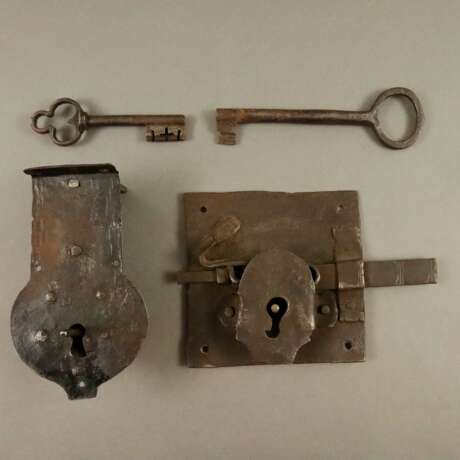 Zwei antike Schlösser mit Schlüssel - 18./19. Jh., Eisen, 1x… - photo 1