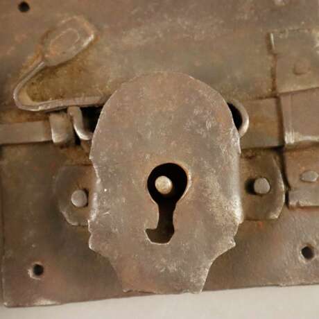 Zwei antike Schlösser mit Schlüssel - 18./19. Jh., Eisen, 1x… - фото 2