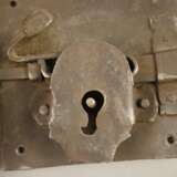 Zwei antike Schlösser mit Schlüssel - 18./19. Jh., Eisen, 1x… - photo 2