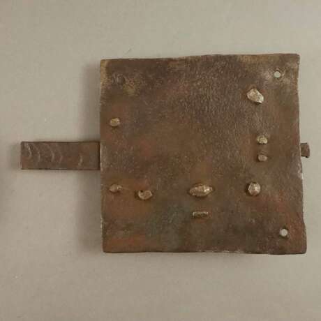 Zwei antike Schlösser mit Schlüssel - 18./19. Jh., Eisen, 1x… - фото 3