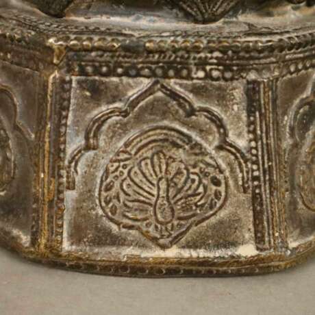 Bronzegefäß - wohl großes Tintenfass, Indien, unterer Teil d… - фото 7
