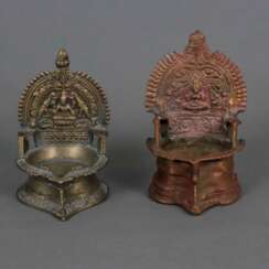 Zwei Diya-Öllampen - Indien, vor 1900, Bronzelegierung, in t…