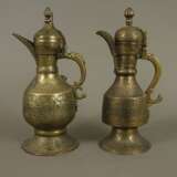 Zwei Schenkkannen - indo-persisch, ca. 19.Jh. Messing/Kupfer… - photo 1