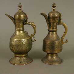 Zwei Schenkkannen - indo-persisch, ca. 19.Jh. Messing/Kupfer…