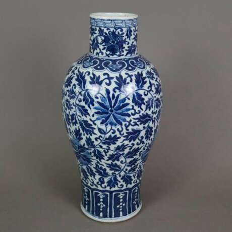 Blau-weiße Balustervase - China, späte Qing-Dynastie, Porzel… - Foto 1